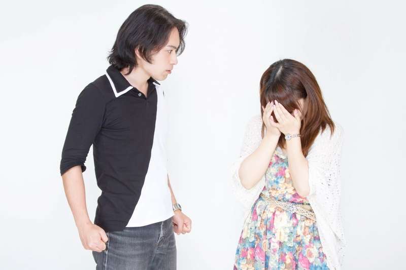 吵架.暴力.家暴.争吵.哭（图/Lala*｜マイケル・リュー@pakutaso）https://www.pakutaso.com/20121052290post-2040.html