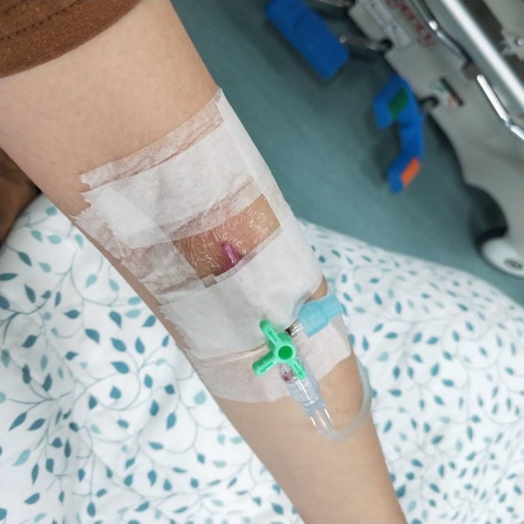 原PO送急诊后先打了点滴(图/翻摄自Dcard)