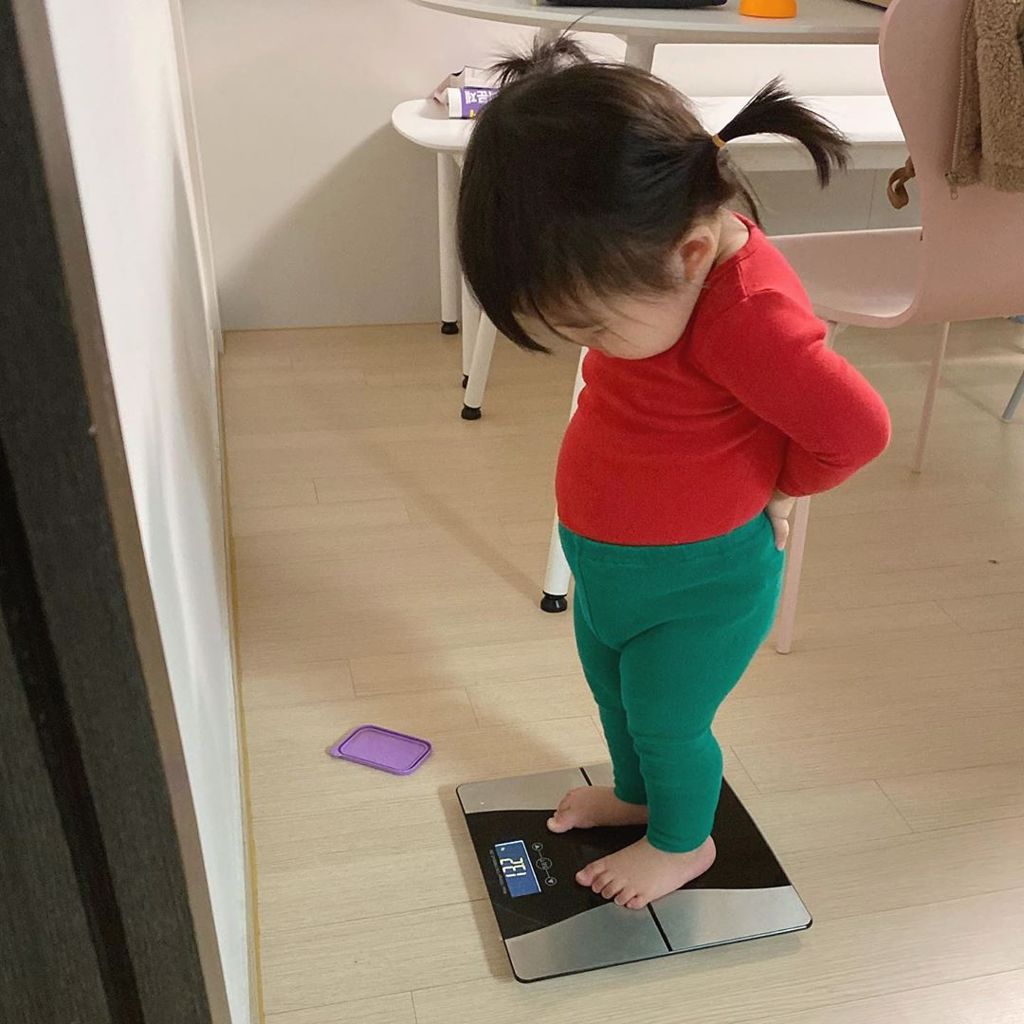 若有所思看体重计，我懂！ (图/翻摄自IG@luvv_hyul1)
