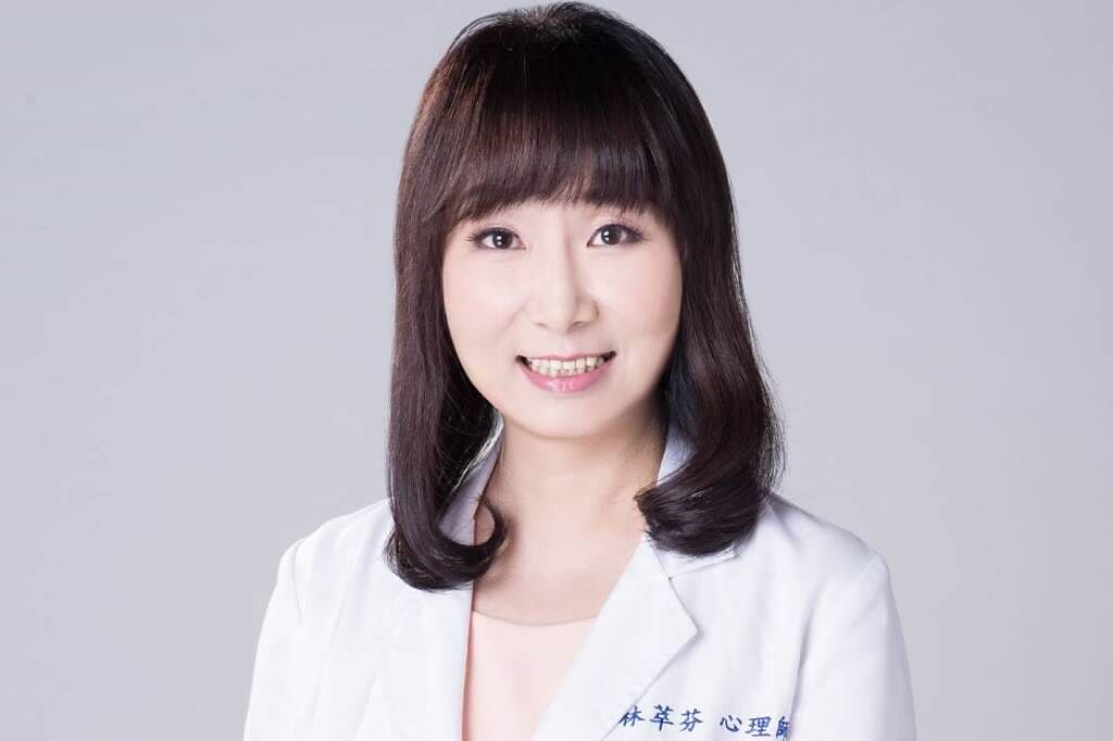 咨商心理师林萃芬指出，发现孩子异状时，父母务必保持冷静，勿大惊小怪或怒责羞辱孩子。 透过咨商找出症结点，家长与孩子反而有机会拉近距离，互相理解。 (图/时报出版提供)